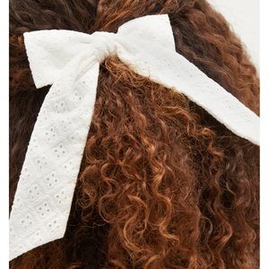 Hill House belle bow in white eyelet